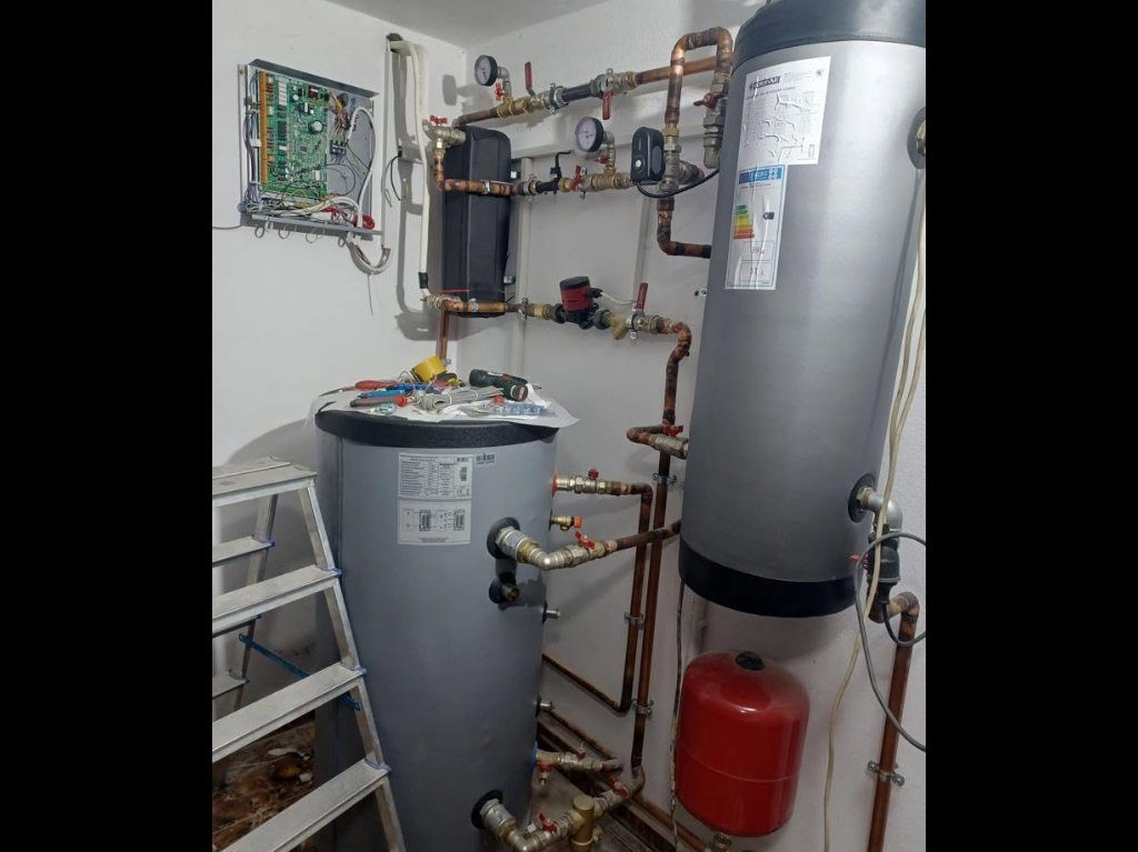 Instalație pompă de căldură cu boiler pentru apă caldă menajeră, montată de Caloric