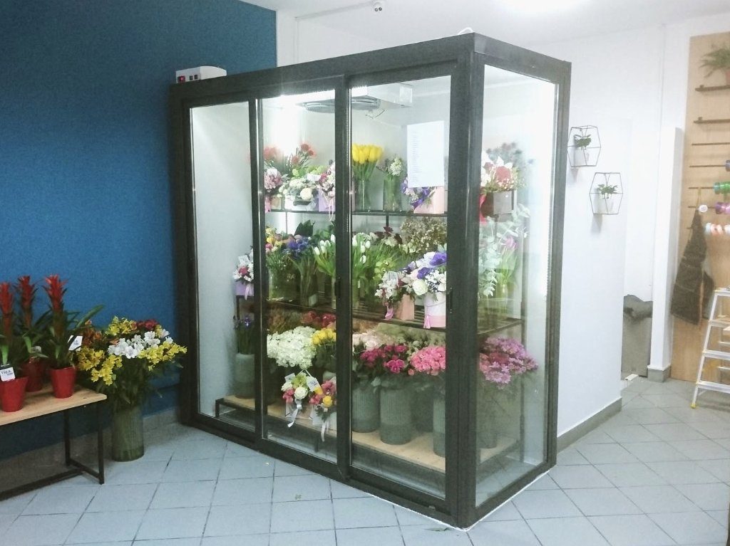 Vitrină frigorifică personalizată pentru o florărie, instalată de Caloric