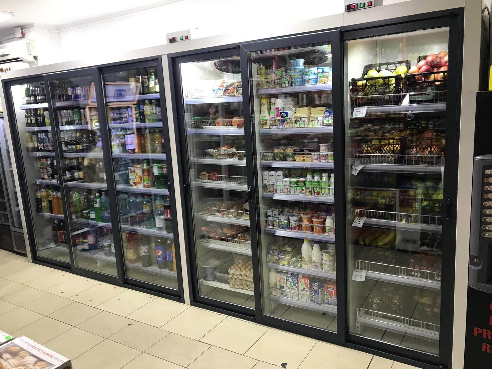 Vitrine frigorifice verticale cu băuturi și produse răcite, montate de Caloric